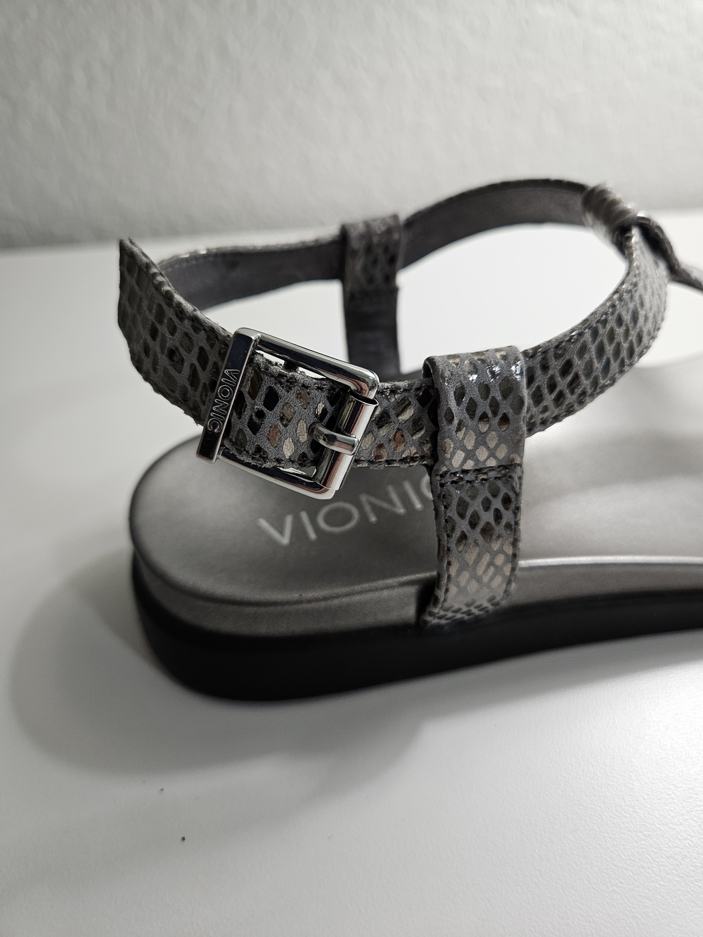 Vionic Women’s Metallic Gray Snake-Print T-Strap Sandals - Picture 4 of 6
